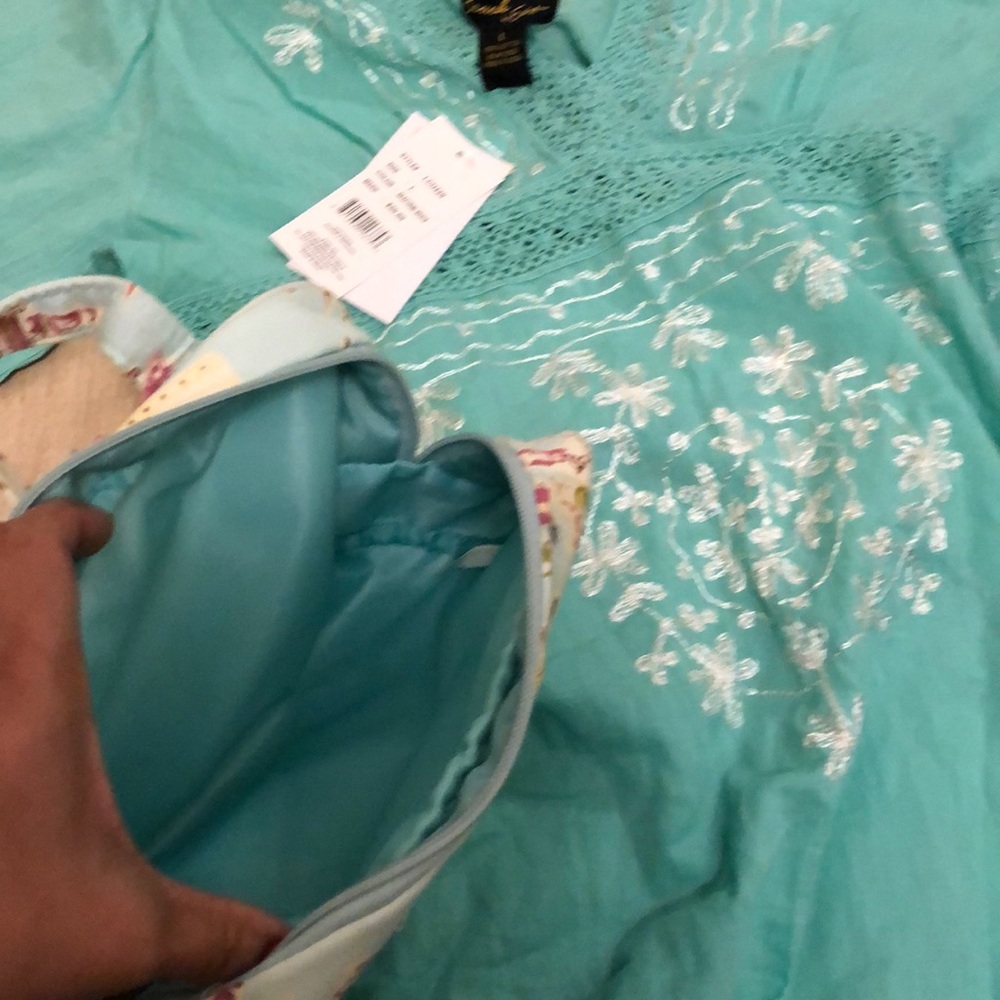 Beautiful Vacation Tunic And His Make Up Bag View 2